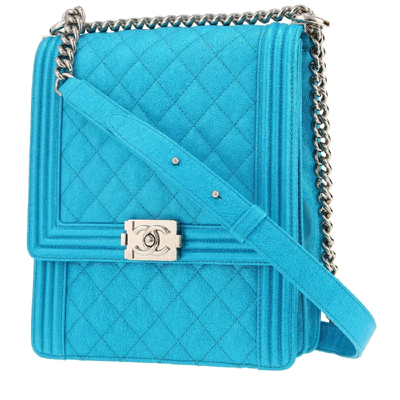 Chanel Boy shoulder bag in blue quilted leather