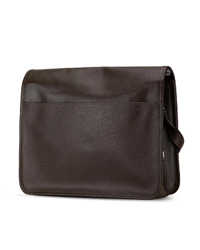 Taiga Leather Messenger Bag with Adjustable Strap and Multiple Pockets