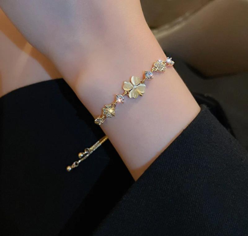 Gold Plated Flower Charm Bracelet for Women Wedding Party Wear